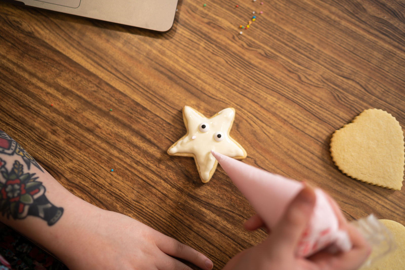 Using a piping bag to decorate a cookie in a baking class